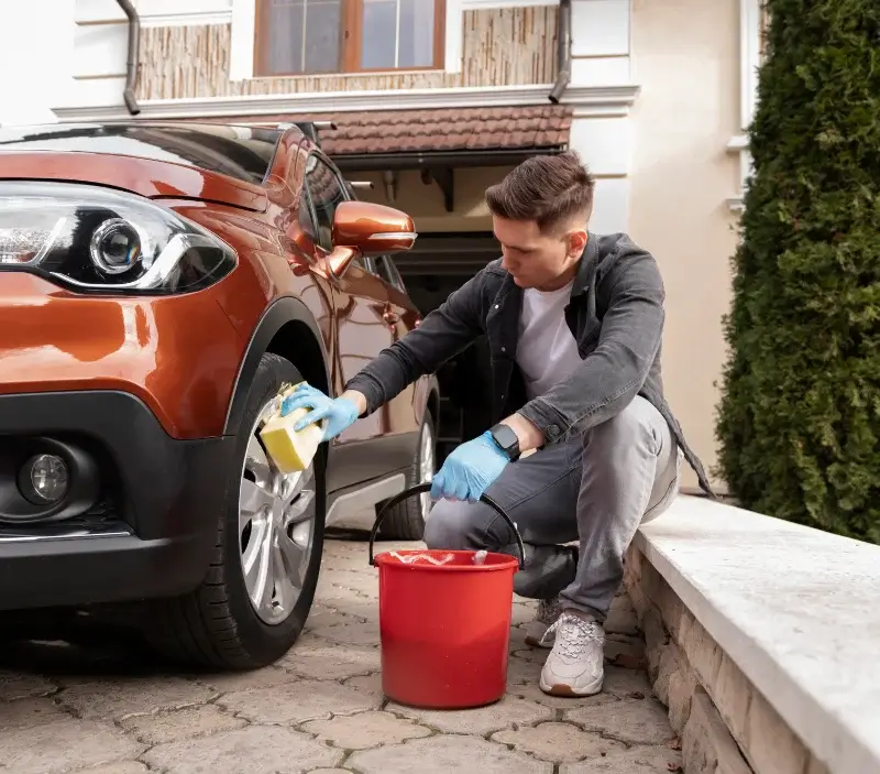 Lavage auto à domicile Durtol : professionnel intervenant sur un véhicule